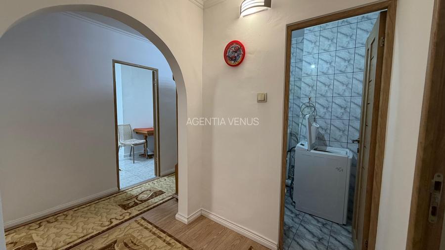 Apartament cu 3 camere, 2 bai si 2 balcoane, decomandat et , cartier MV1 - 10