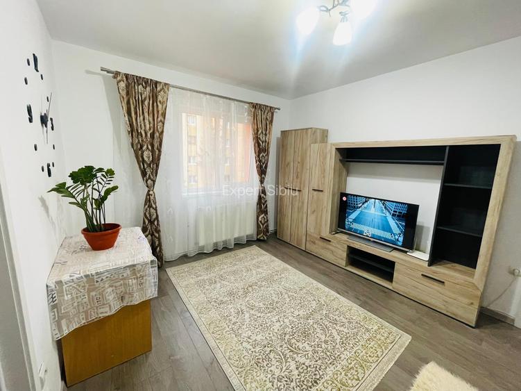 INCHIRIEZ apartament 3 camere – recent renovat – zona Cedonia - 2
