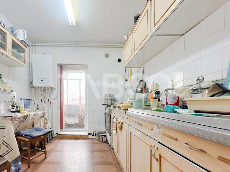 De vanzare apartament cu 2 camere decomandate zona Interservisan - 3