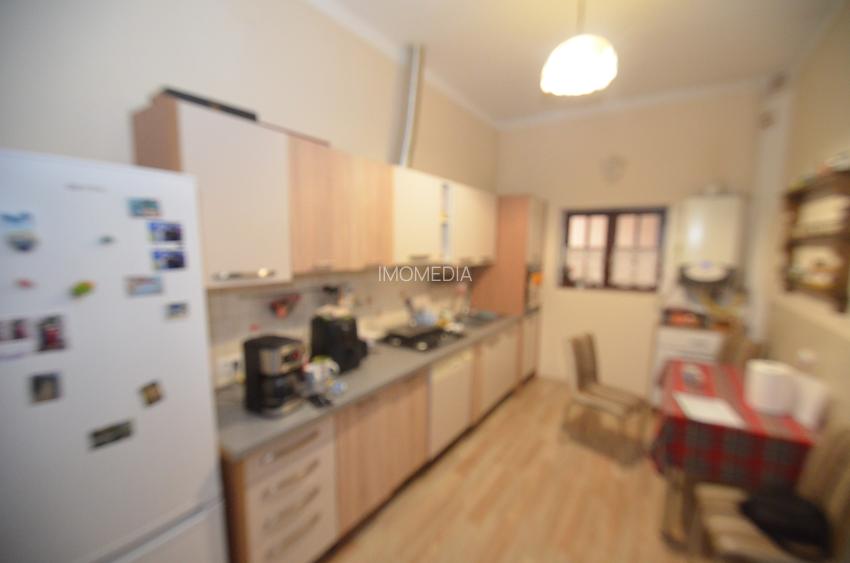 Apartament cu 3 camere si curte - 11