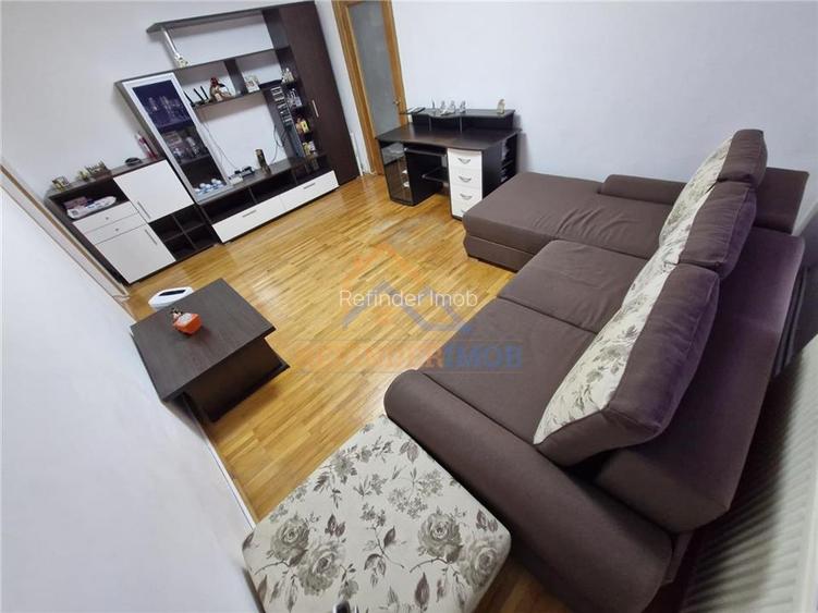 Vanzare apartament 3 camere, zona Trapezului - 2