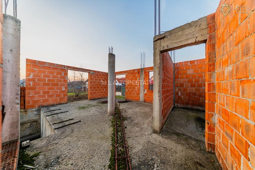 Teren de vanzare cu casa la rosu in Santana - 3