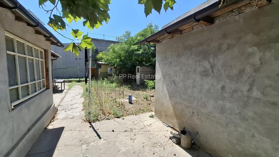 Piata Amzacea-Teren 375 mp (deschidere 14.86 ml )  + casa demolabila - 6