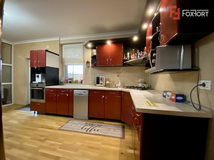 Casa cu 6 camere de vanzare in localitatea Sanandrei, zona Centrala
