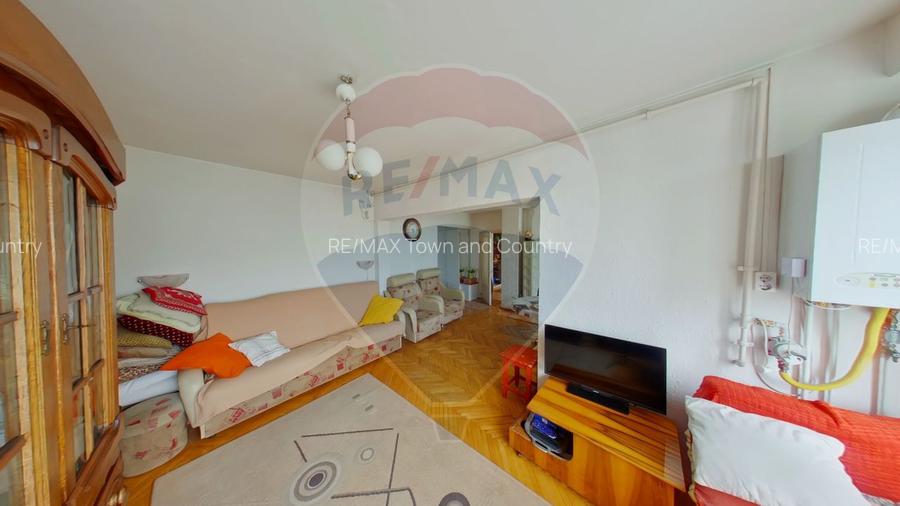 Apartament cu 3 camere de vânzare Str. 1 Mai - 3