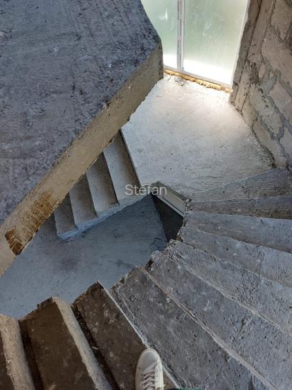 Constructie edilitar industriala: parter,etaj,mansarda curte, anexe. - 2