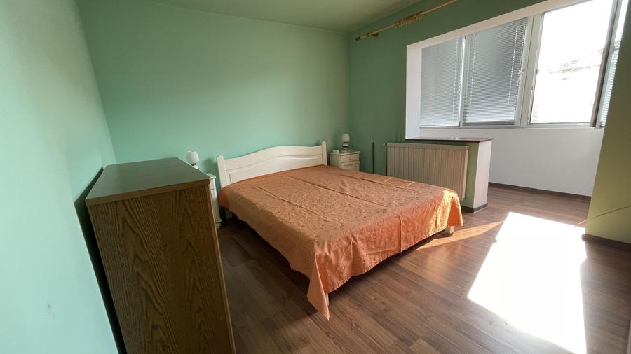 Apartament spațios cu două camere, etajul 4 cu acoperiș.