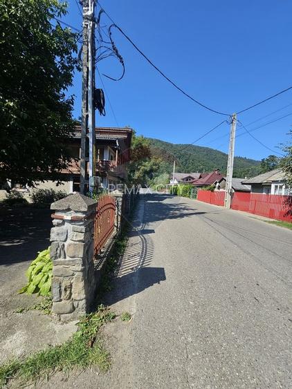 Casă solidă din cărămidă, mobilată, garaj, teren generos – Tarcău - 22