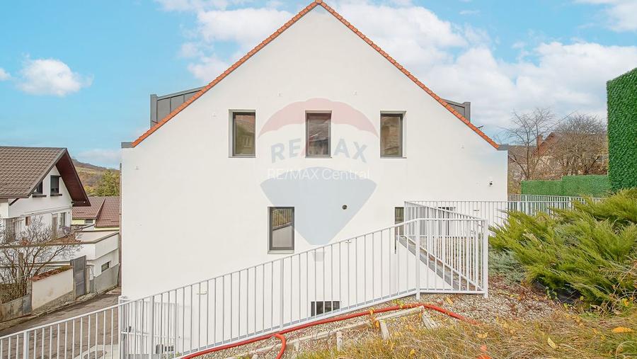 La poalele Tâmpei — vilă contemporană în Schei - 21