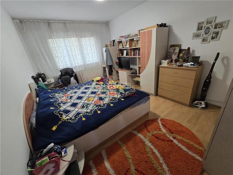 Mircea cel Batran, 3 camere decomandat, geam la baie, etaj intermediar - 4