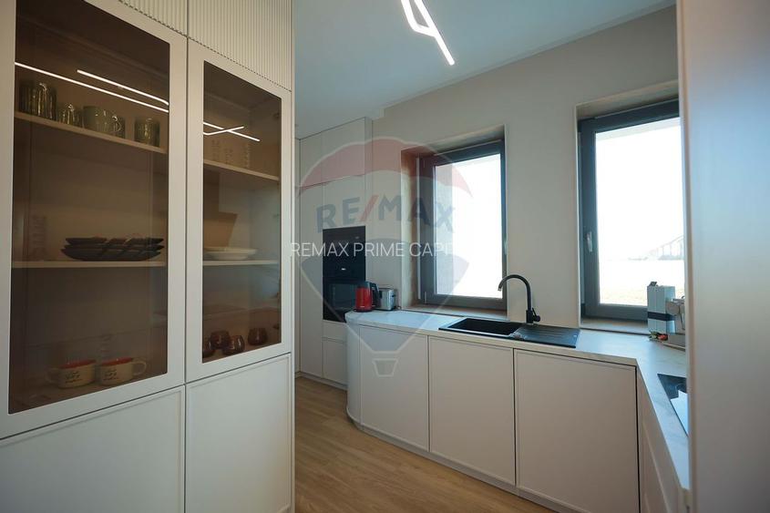 De vânzare Vilă cu 8 camere în Sânmartin, 290 mp util, teren 1100 mp - 46