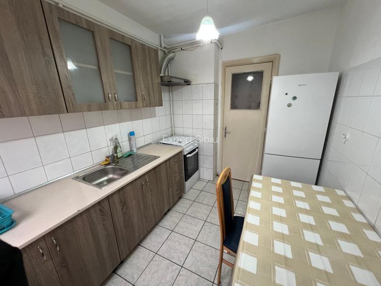 INCHIRIEZ apartament 2 camere semidecomandat,zona Centrala - 8