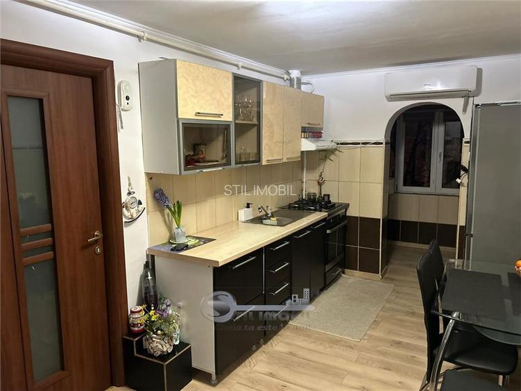 Apartament 3 camere, decomandat, Nicolina 1 - 9