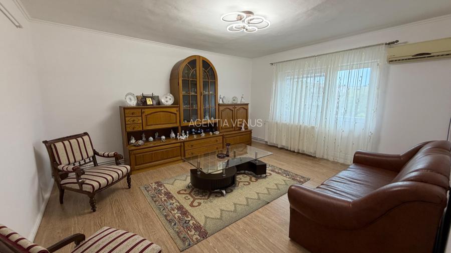 Apartament cu 3 camere, 2 bai si 2 balcoane, decomandat et , cartier MV1 - 5