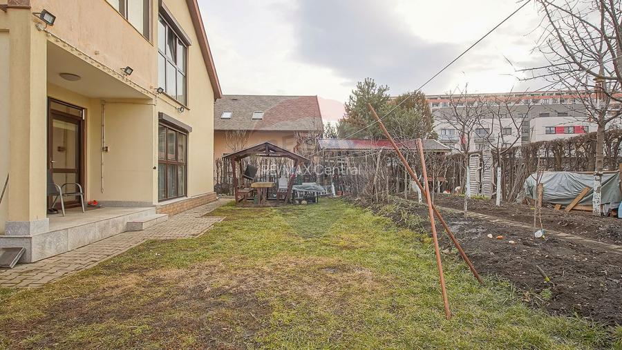 Casă / Vilă cu 4 camere de vânzare în zona Tractorul - 23
