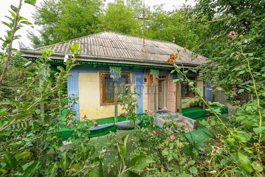 Casă interbelică + 3.060 mp intravilan, Trifești, 7,9 km de Roman