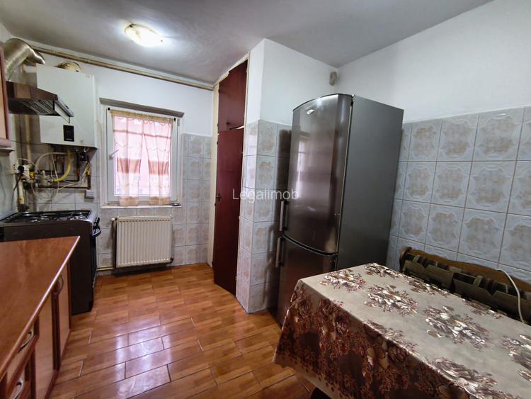 Apartament cu 3 camere, etaj intermediar - 4