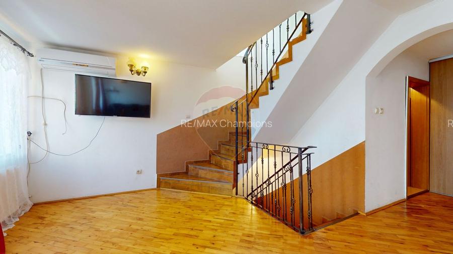 Casă individuală de vânzare | P+E+M | Central | Cristian - 12