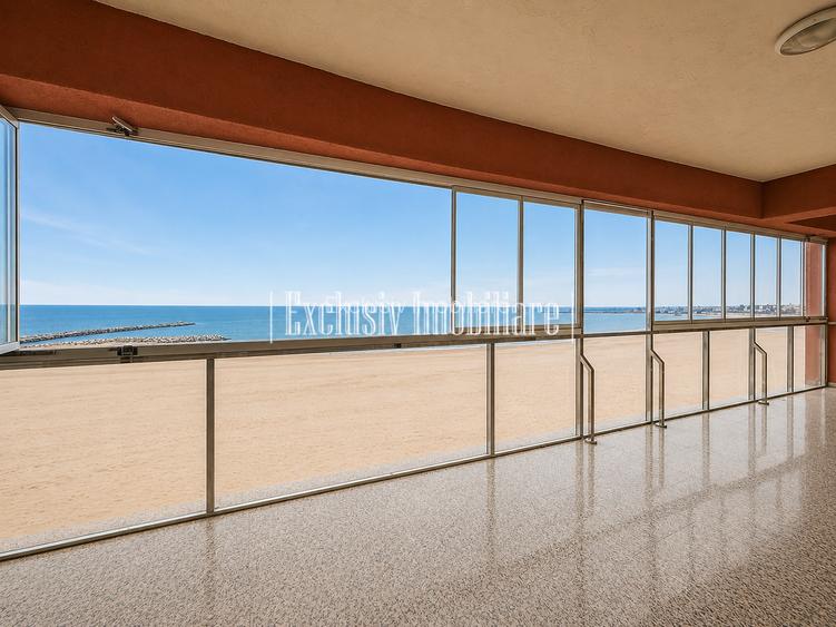 Vedere Frontala la Mare si Plaja la Picioare - Apartament cu Parcare Privata - 8