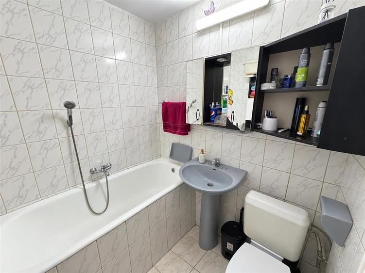 Apartament cu 3 camere, zona Nufarul