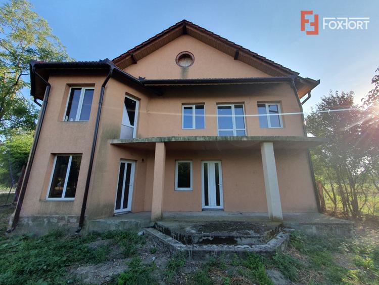 Casa individuala cu 5 camere si 2 bai, Central - Jebel