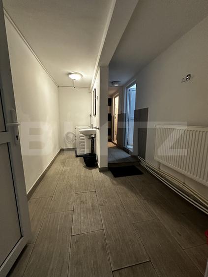 Două camere într-o casă de inchiriat, cu acces la bucătărie și baie
