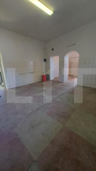 Spatiu comercial central I Vitrina stradala I Curte, Pivnita, Mansarda