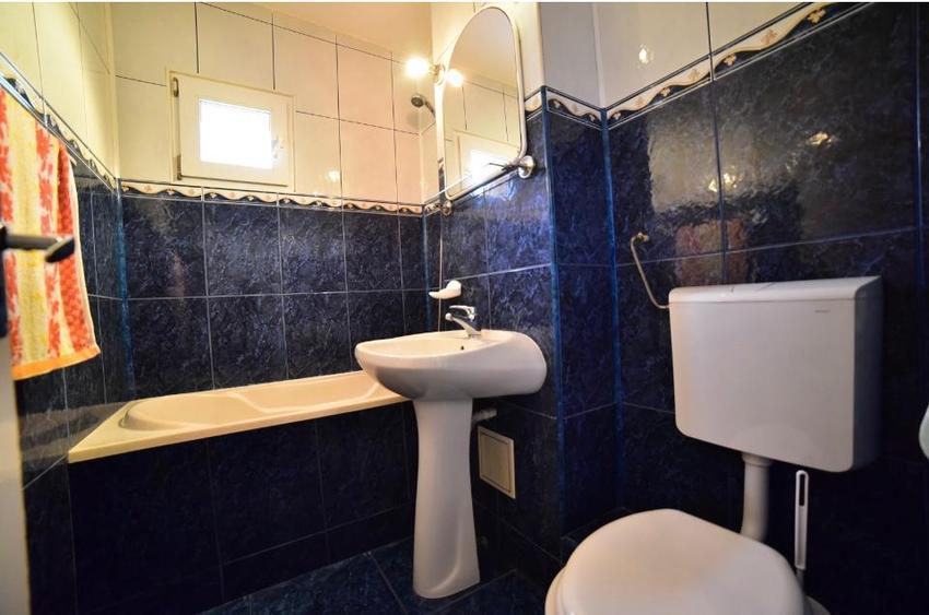 Apertament 3 camere decomandat balcon zona Vasile Aaron