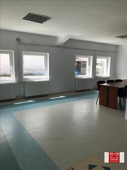 Hala renovata, cu acces rapid la autostrada