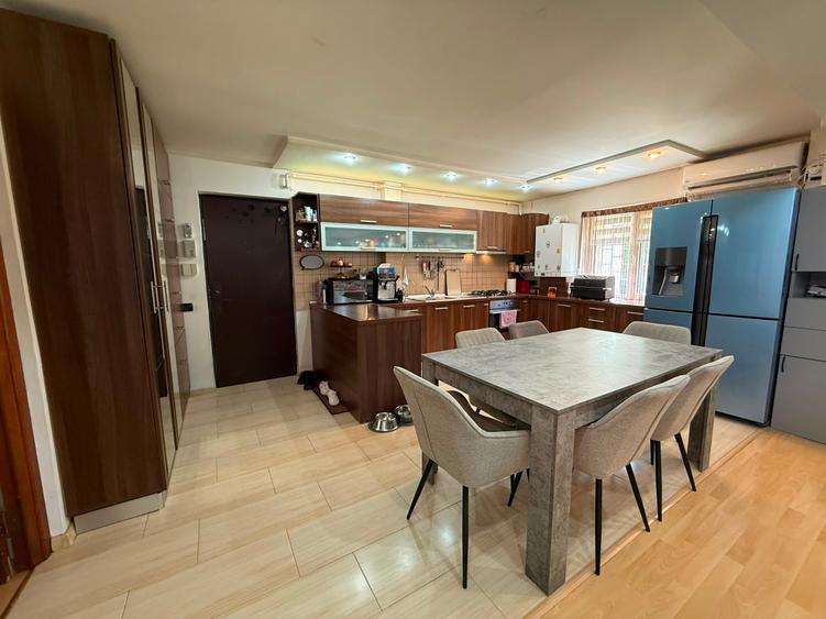 Apartament 4 camere de vanzare zona Doamna Ghica