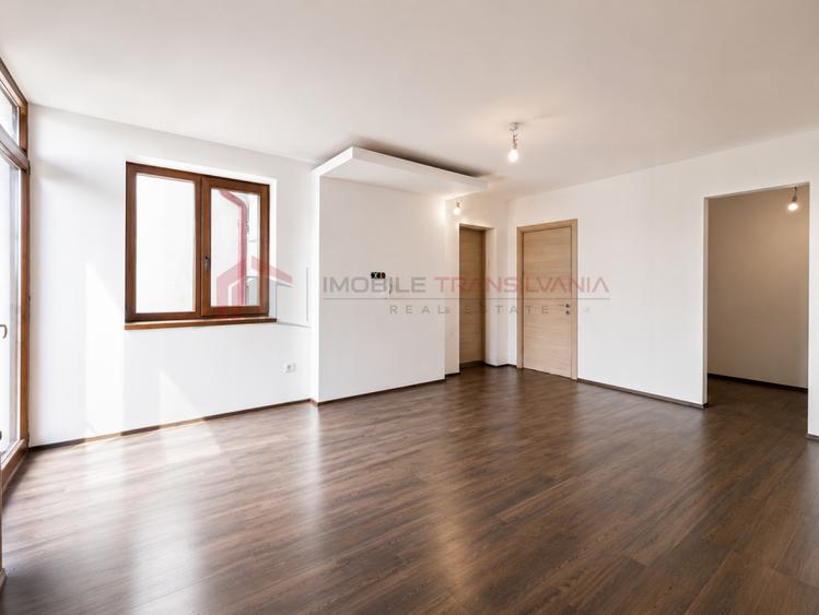 Casă modernă| Panoramă | Garaj | Semineu