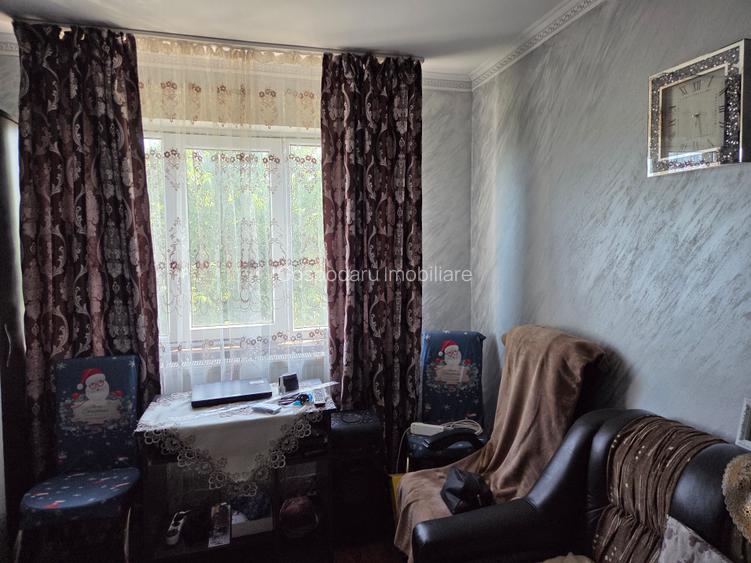 Apartament 3 camere etaj 4 zona liceu Emil Botta Adjud - 3