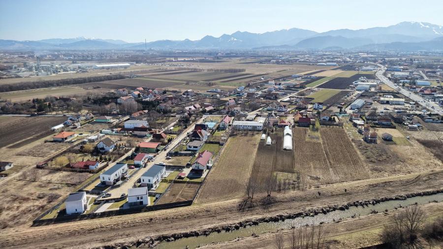 Teren intravilan cu hala construita