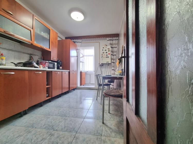 Apartament 3 camere decomandate/Mioriței colț cu Martir Horia/etaj 3