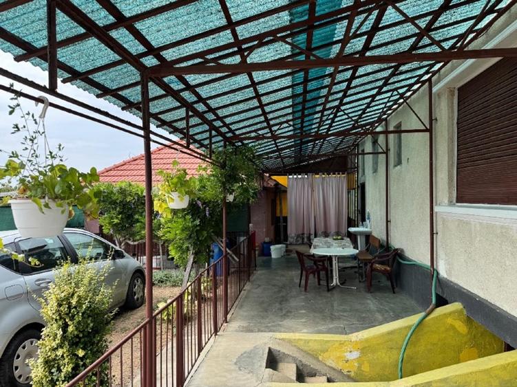 Casă spațioasă și solidă, cu două niveluri, situată într-o zonă liniștită