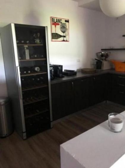Vila cu piscina pe malul Lacului Snagov teren 2000mp 6900eu/luna sau 1950k vanza