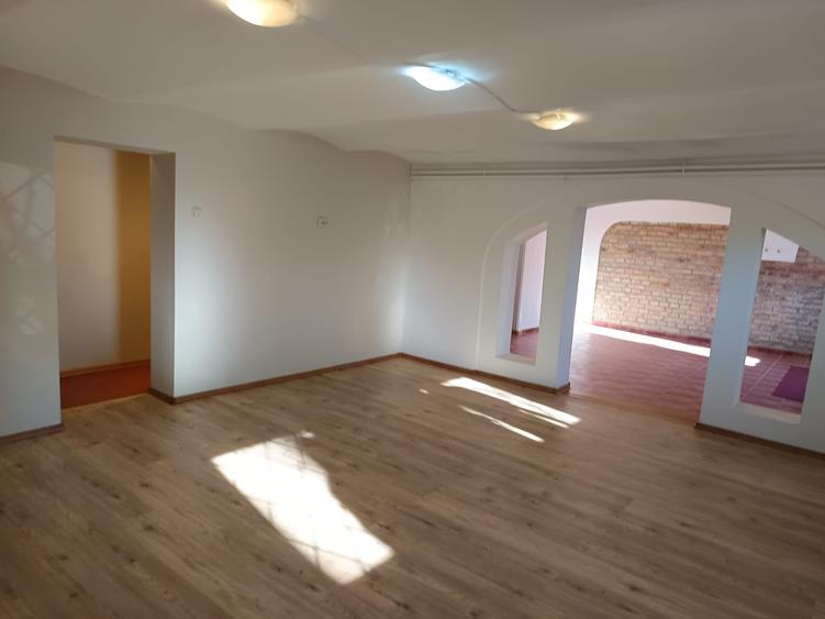 SPATIU ptr. birou cu intrare din strada, zona MIHAI VITEAZU