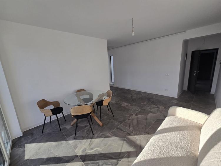 Disponibil imediat. La asfalt. Bucatarie inchisa. 2 Locuri de Parcare.
