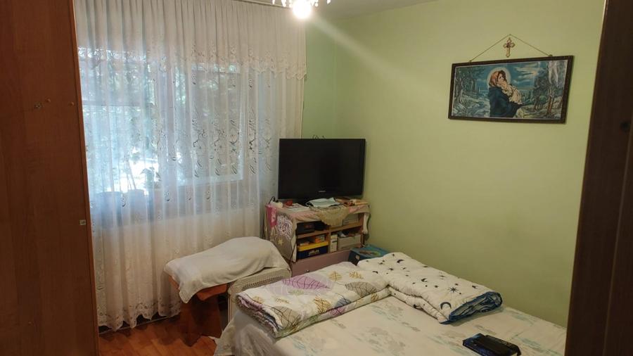 Apartament trei camere renovat, zona Școala 1/8 Sud