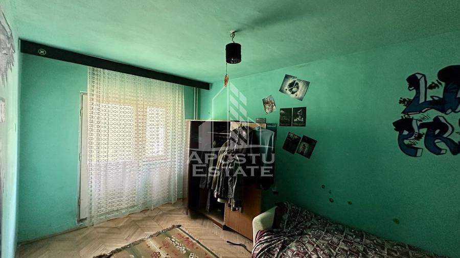 Apartament cu 3 camere, decomandat, etaj intermediar, Aradului