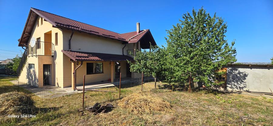 Casa cu etaj si 3552mp teren la Zaicesti
