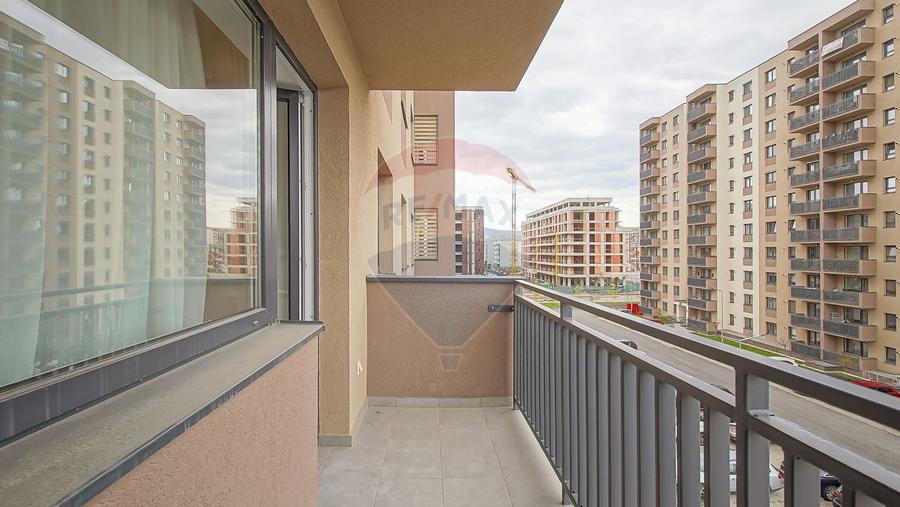 Apartament cu 3 camere, prima închiriere, în zona Tractorul