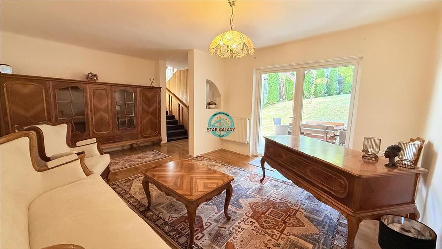 Vand apartament cu 4 camere pe 2 niveluri in casa in Reghin