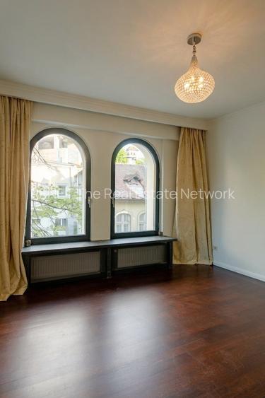 Vilă spațioasă cu 5 camere, mobilată lux, Strada Paris - 21