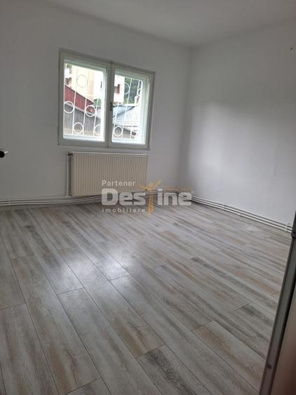 Apartament de vânzare, Comănești, Bc, Ideal pentru locuință sau spatiu comercial