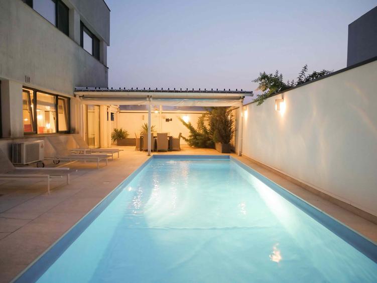 VILA DEOSEBITA CU PISCINA si GARAJ