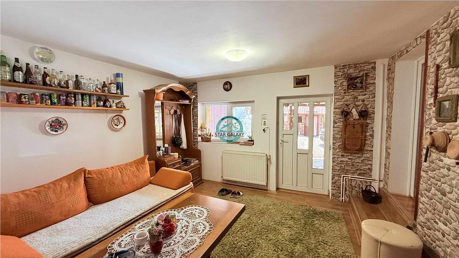 Vand casa cu 5 camere si teren 1040 mp in Toaca
