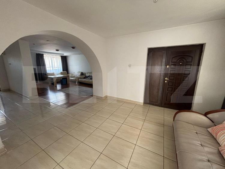 Casa de vanzare cu 5 camere, 200 mp, zona Micro 3