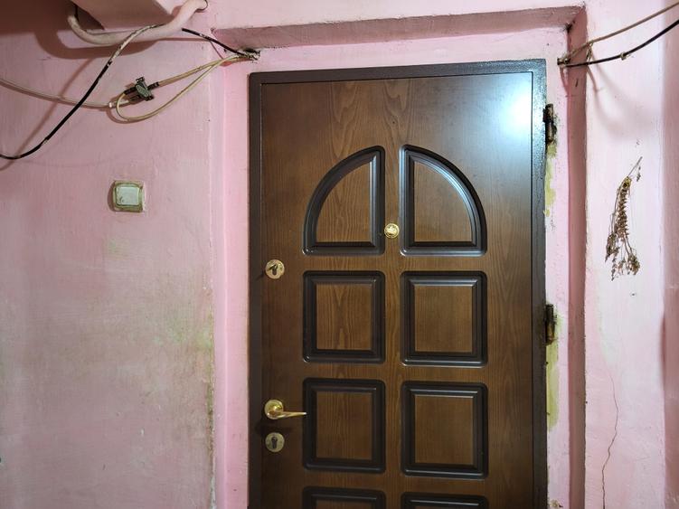 Apartament 3 camere, parter, cu balcon. Necesita renovare completa.