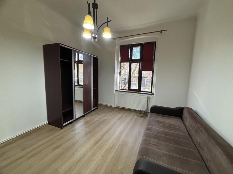 Apartament 2 camere,curte comuna/4 proprietari